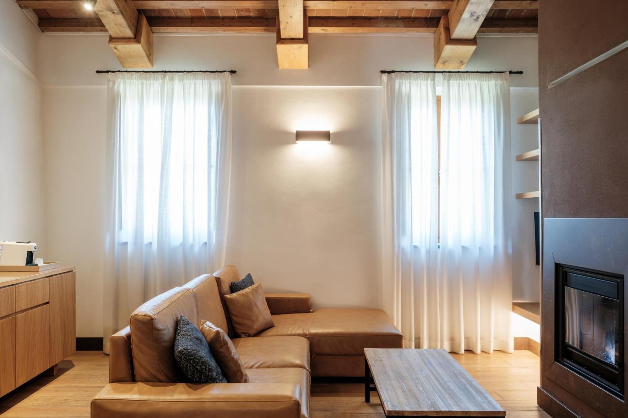 פירנצה Villa Tolomei Hotel & Resort מראה חיצוני תמונה A living room with a fireplace