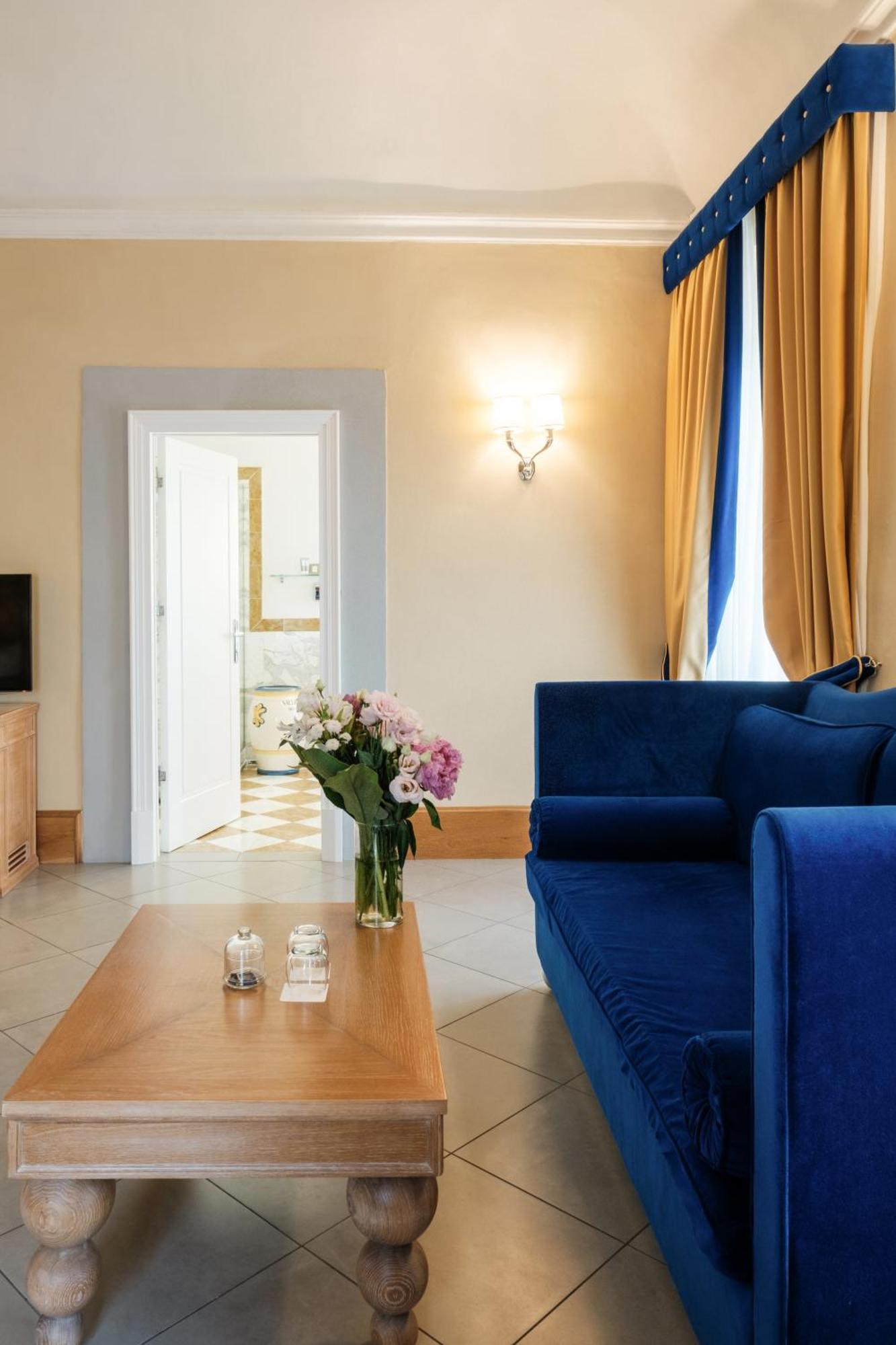 פירנצה Villa Tolomei Hotel & Resort מראה חיצוני תמונה A suite at the hotel
