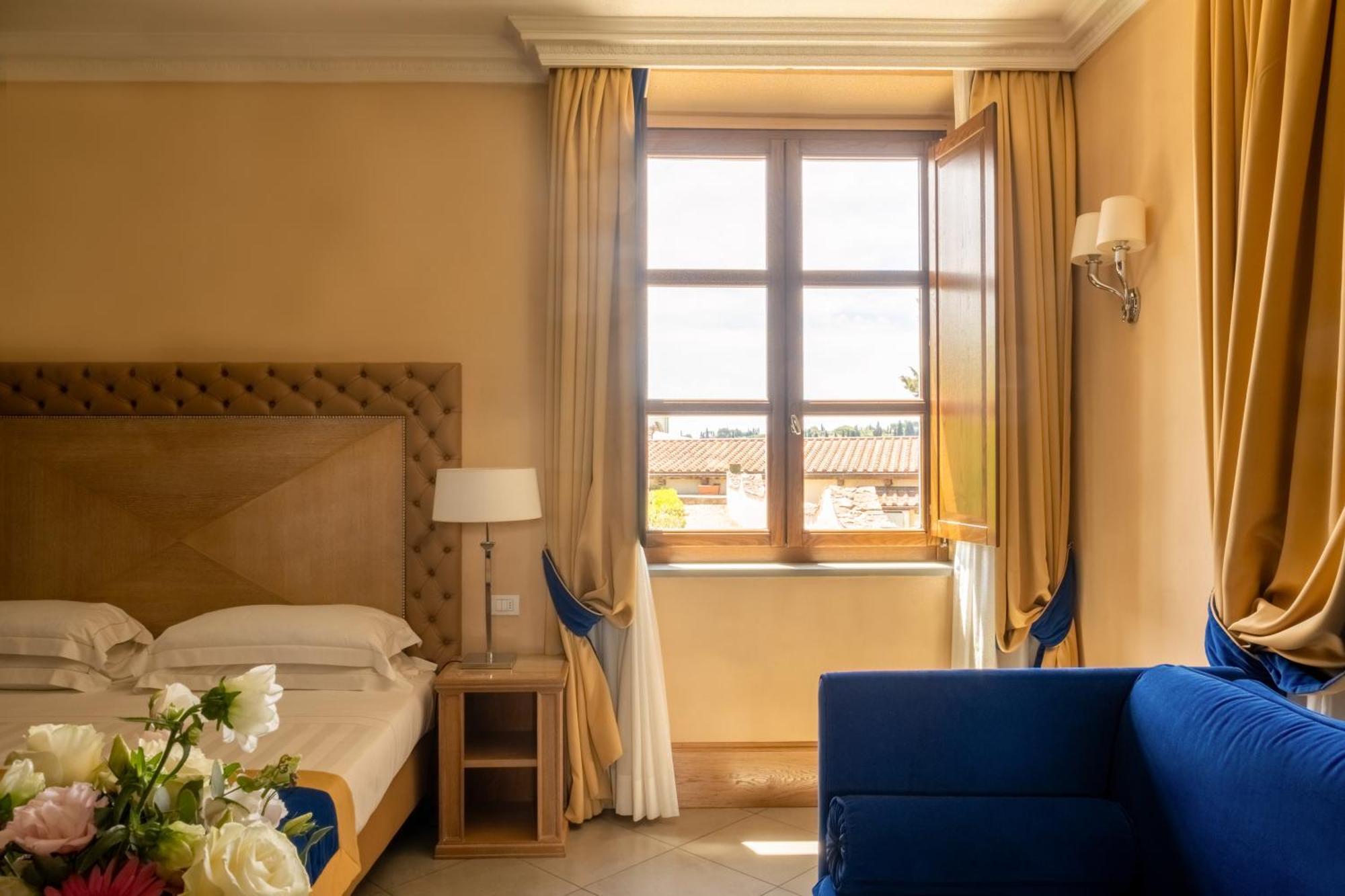 פירנצה Villa Tolomei Hotel & Resort מראה חיצוני תמונה A room at the hotel