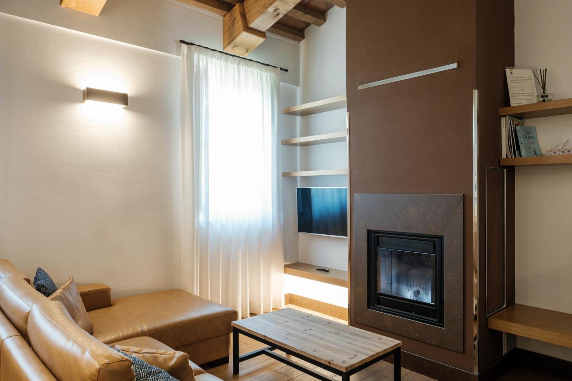 פירנצה Villa Tolomei Hotel & Resort מראה חיצוני תמונה A living room with a fireplace