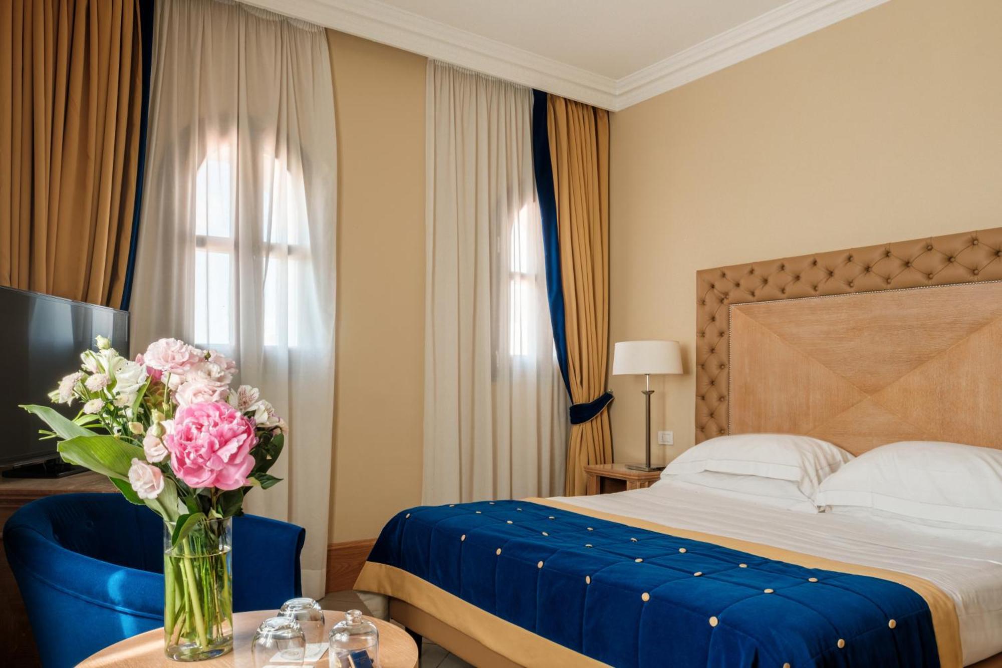 פירנצה Villa Tolomei Hotel & Resort מראה חיצוני תמונה A room at the hotel