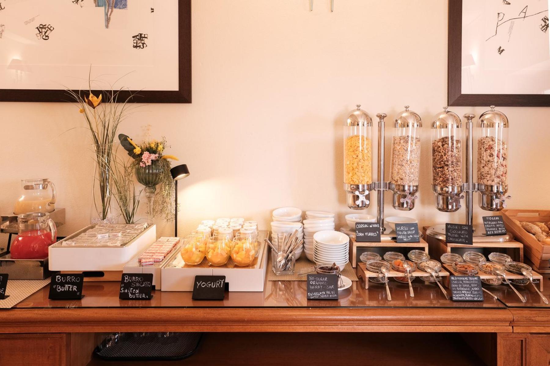 פירנצה Villa Tolomei Hotel & Resort מראה חיצוני תמונה A breakfast buffet