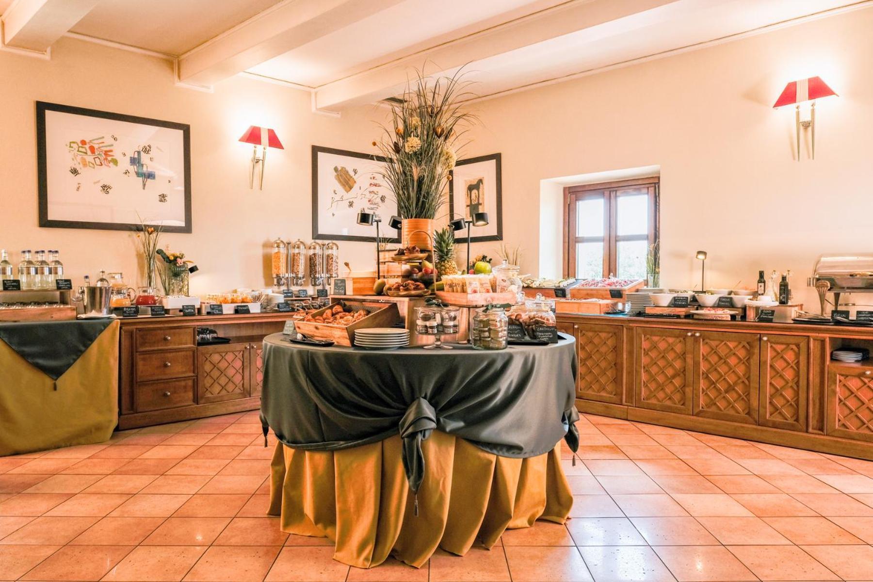 פירנצה Villa Tolomei Hotel & Resort מראה חיצוני תמונה A buffet at a hotel
