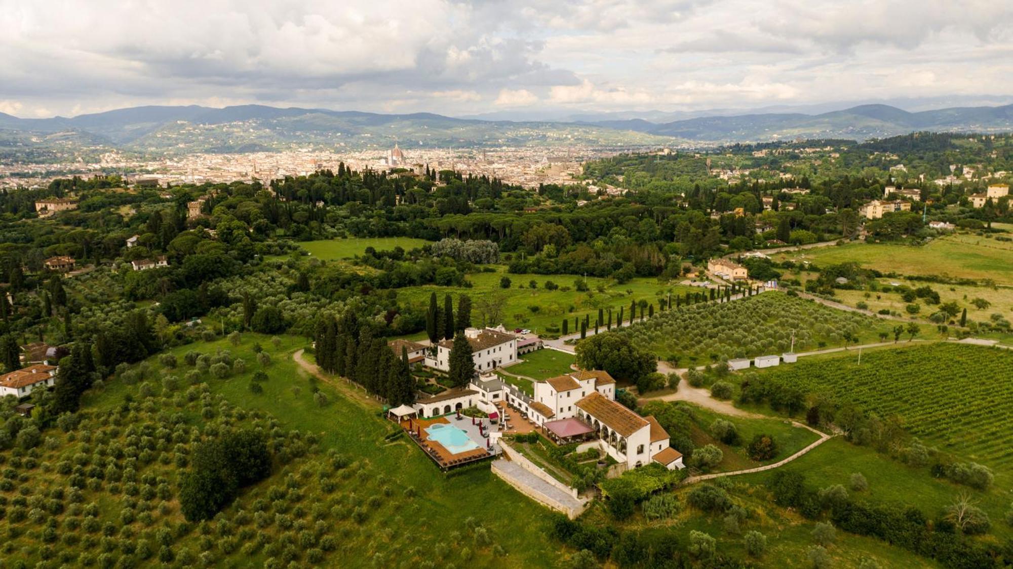 פירנצה Villa Tolomei Hotel & Resort מראה חיצוני תמונה Aerial view of the villa