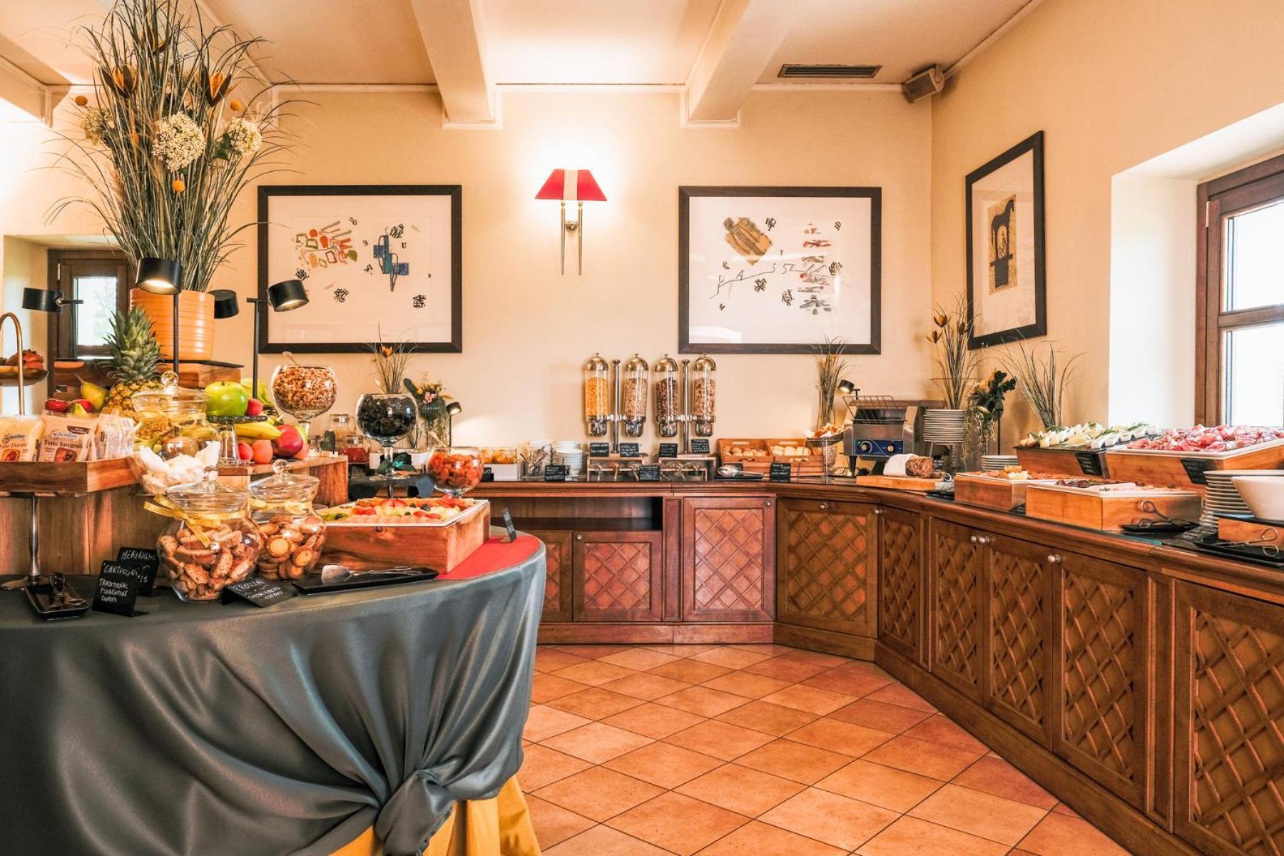 פירנצה Villa Tolomei Hotel & Resort מראה חיצוני תמונה A buffet at a hotel