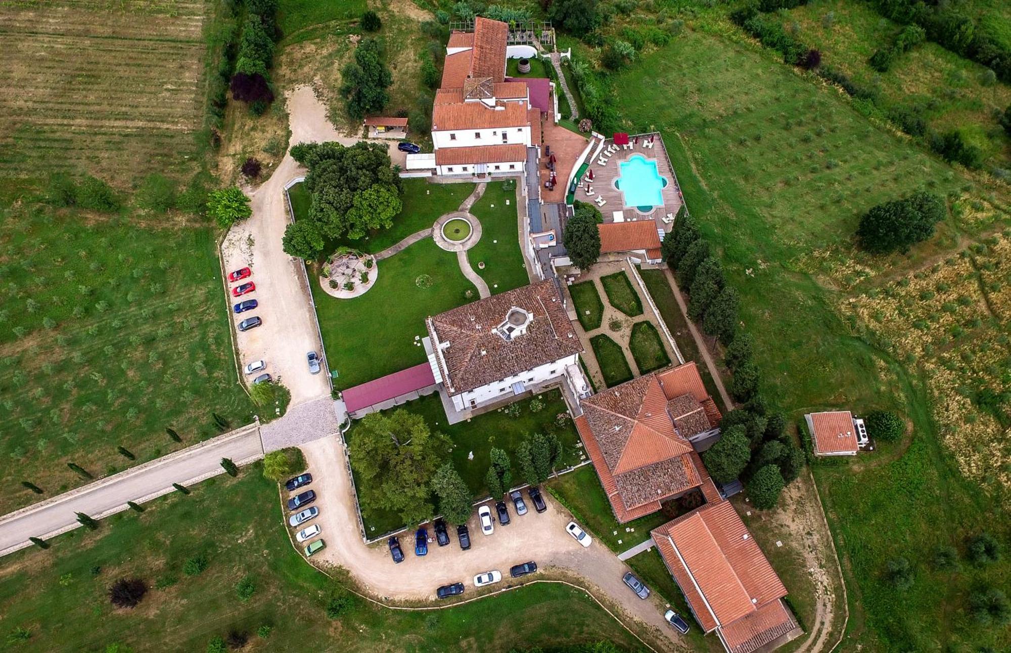 פירנצה Villa Tolomei Hotel & Resort מראה חיצוני תמונה Aerial view of the castle